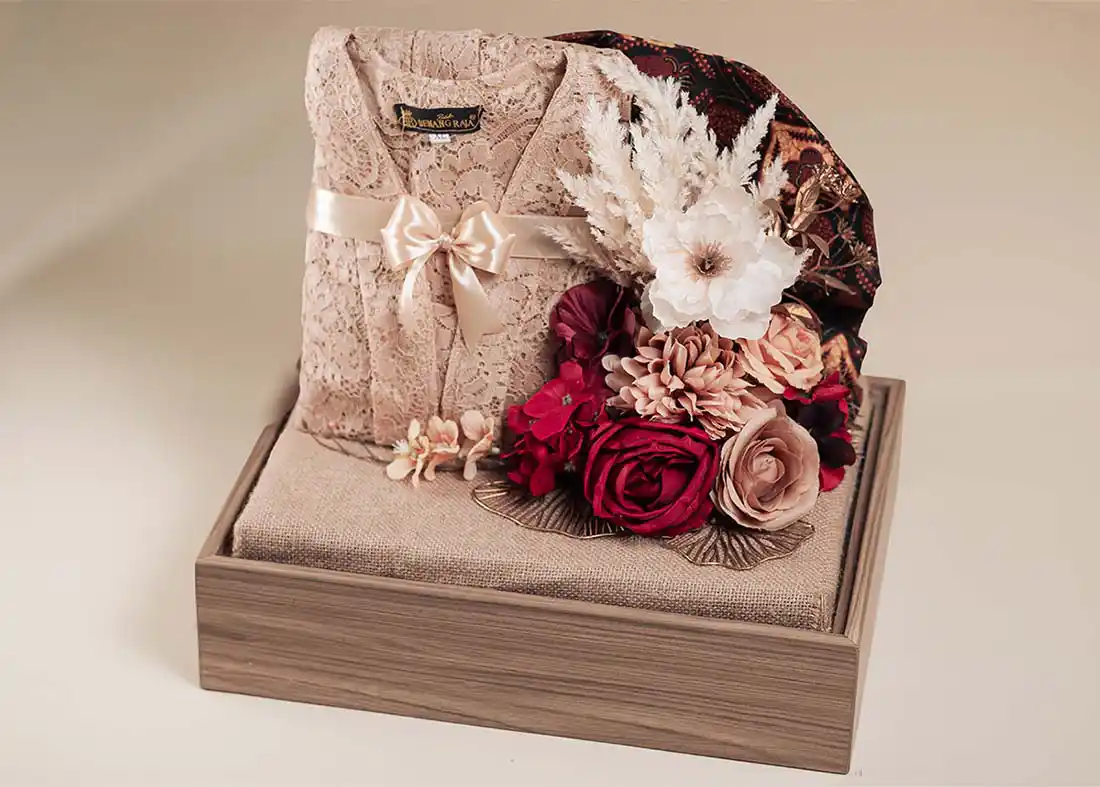 Baju kebaya untuk pengantin wanita dalam box hantaran pernikahan bernuansa tradisional dan eksklusif
