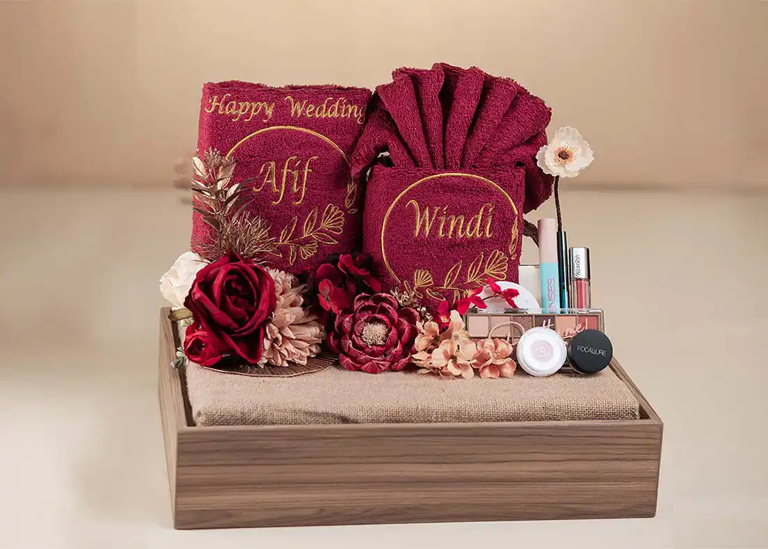 Handuk dan peralatan mandi ditata bersih dalam box hantaran pernikahan bergaya simpel elegan