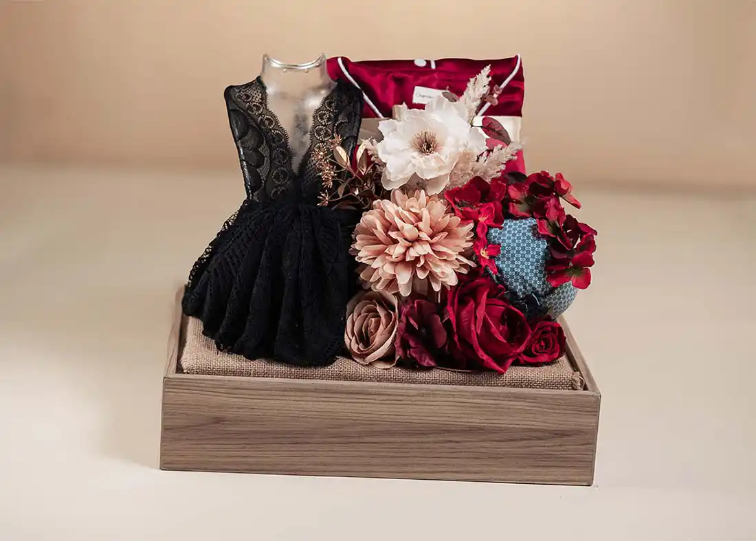 Set baju tidur dan lingerie ditata rapi dalam box hantaran pernikahan dengan gaya feminim dan classy