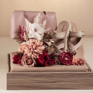 Tas dan sepatu warna cream disusun serasi dalam box hantaran pernikahan elegan tema soft glam