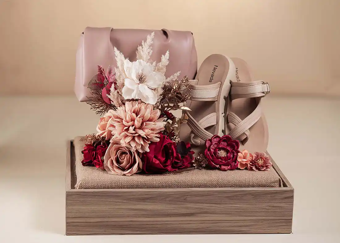 Tas dan sepatu warna cream disusun serasi dalam box hantaran pernikahan elegan tema soft glam