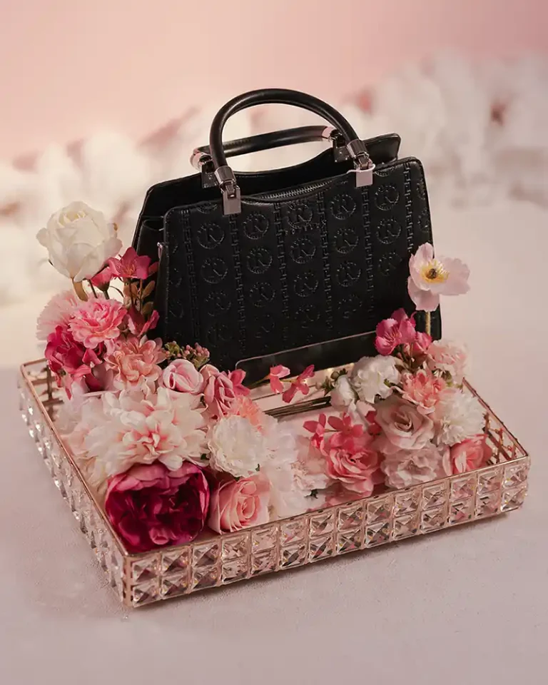 seserahan pernikahan elegan dengan hiasan bunga pink dan putih, berisi Tas elegan