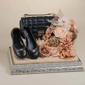 Perlengkapan alat sholat lengkap sebagai hantaran nikah dalam tray emas bernuansa klasik elegan