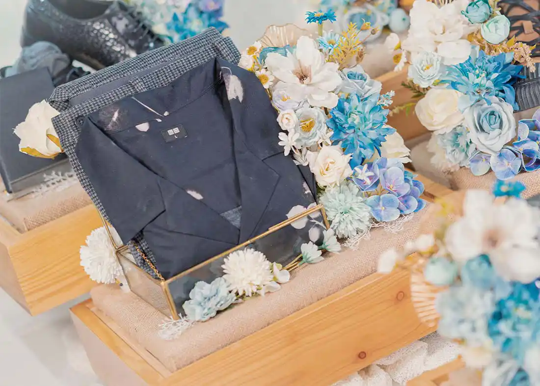 Setelan blazer hitam dan celana formal pria dalam kotak hantaran box jati belanda bergaya premium