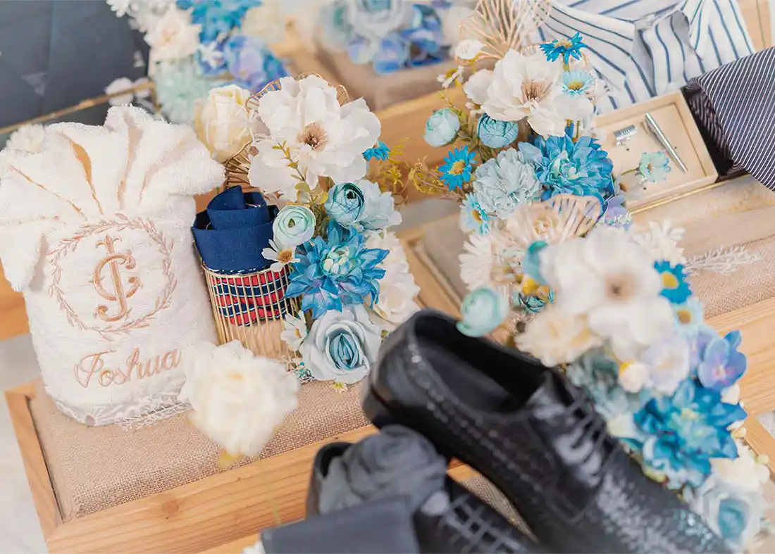 Handuk pria dengan lipatan maskulin ditata dalam box jati belanda untuk hantaran pernikahan eksklusif