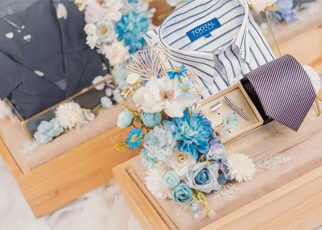 Baju hem lengan panjang dan dasi elegan ditata dalam kotak hantaran box jati belanda untuk acara nikah