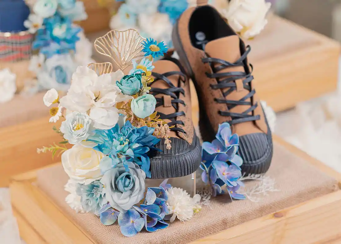 Sepatu casual wanita warna netral dalam kotak hantaran pernikahan box jati belanda konsep minimalis modern