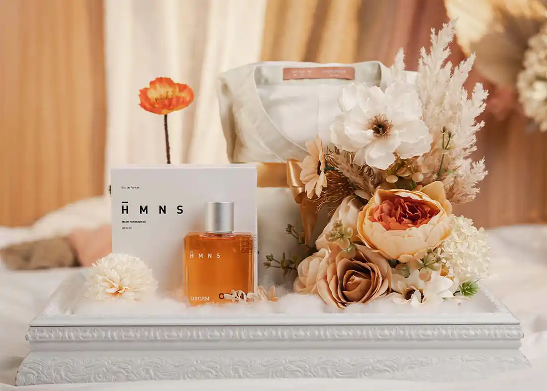 Dress dan parfum wanita dalam satu nampan tampil eksklusif sebagai list seserahan pernikahan modern