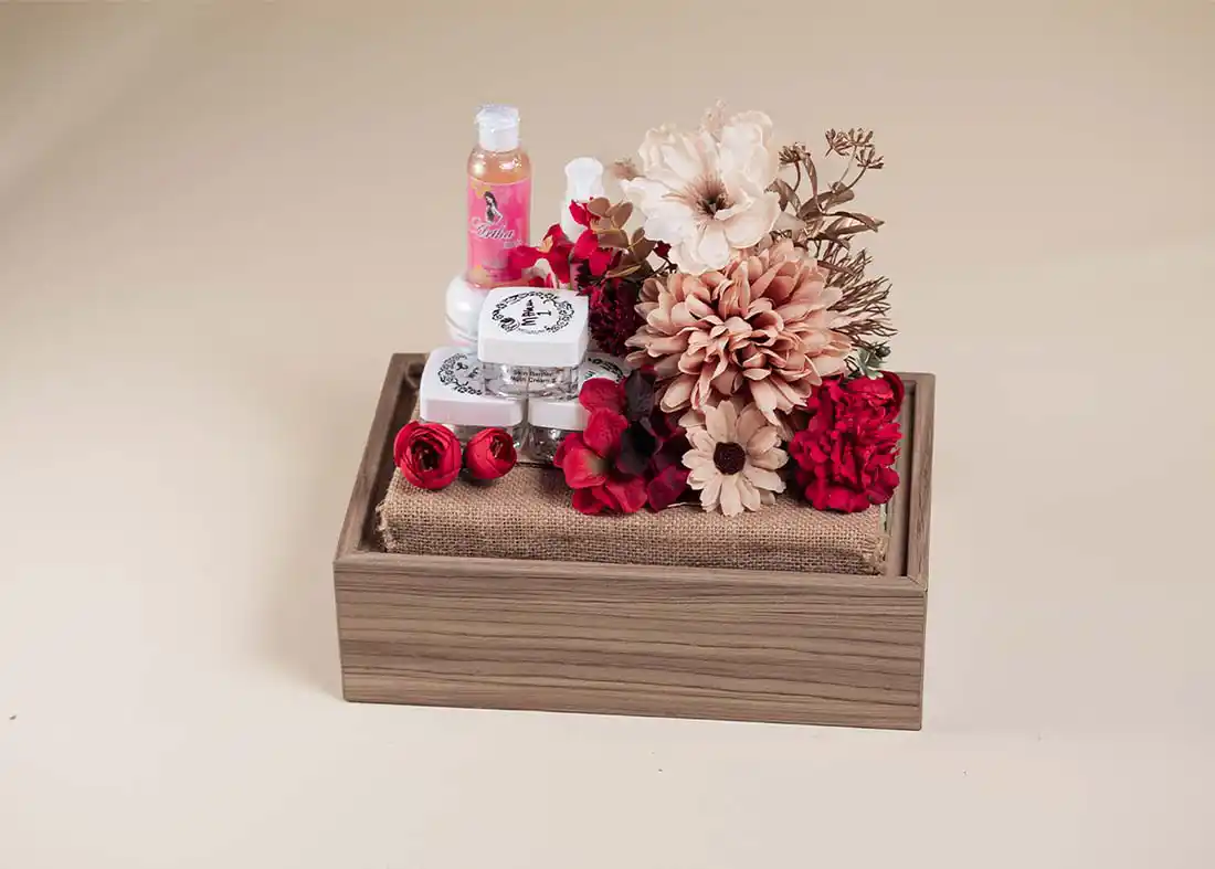 Skincare lengkap ditata cantik dalam box hantaran pernikahan modern dengan sentuhan bunga elegan