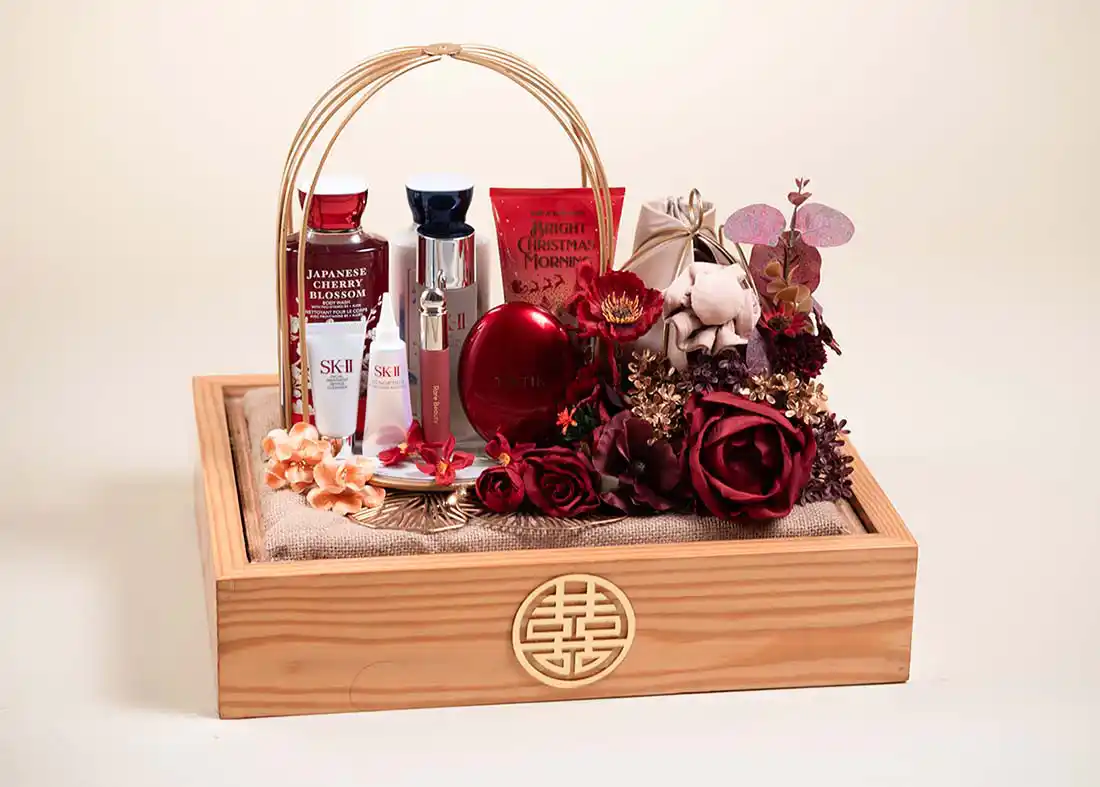 Satu set skincare SK-II mewah ditata dalam seserahan nikah box jati belanda nuansa natural dan elegan