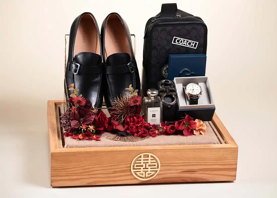 Tas dan sepatu elegan warna netral ditata dalam seserahan nikah box jati belanda tema rustic premium