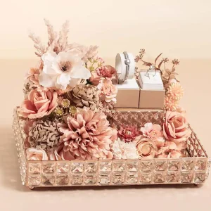 Gelang emas dan cincin tunangan elegan ditata dalam seserahan Surabaya tray crystal bunga coklat & cream