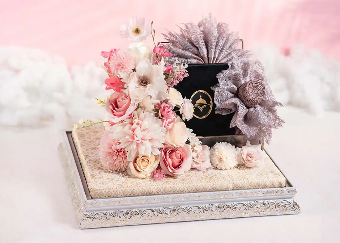 Perlengkapan ibadah tertata elegan dalam seserahan pernikahan tray emas nuansa premium