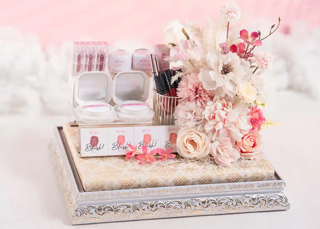Kosmetik dan alat make up disusun glamor dalam tray emas seserahan pernikahan modern