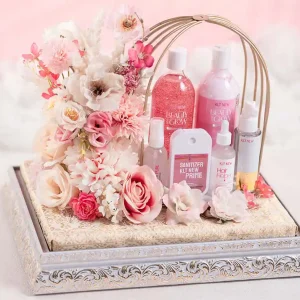 Gabungan parfum dan skincare mewah dalam nampan seserahan tray emas bergaya klasik
