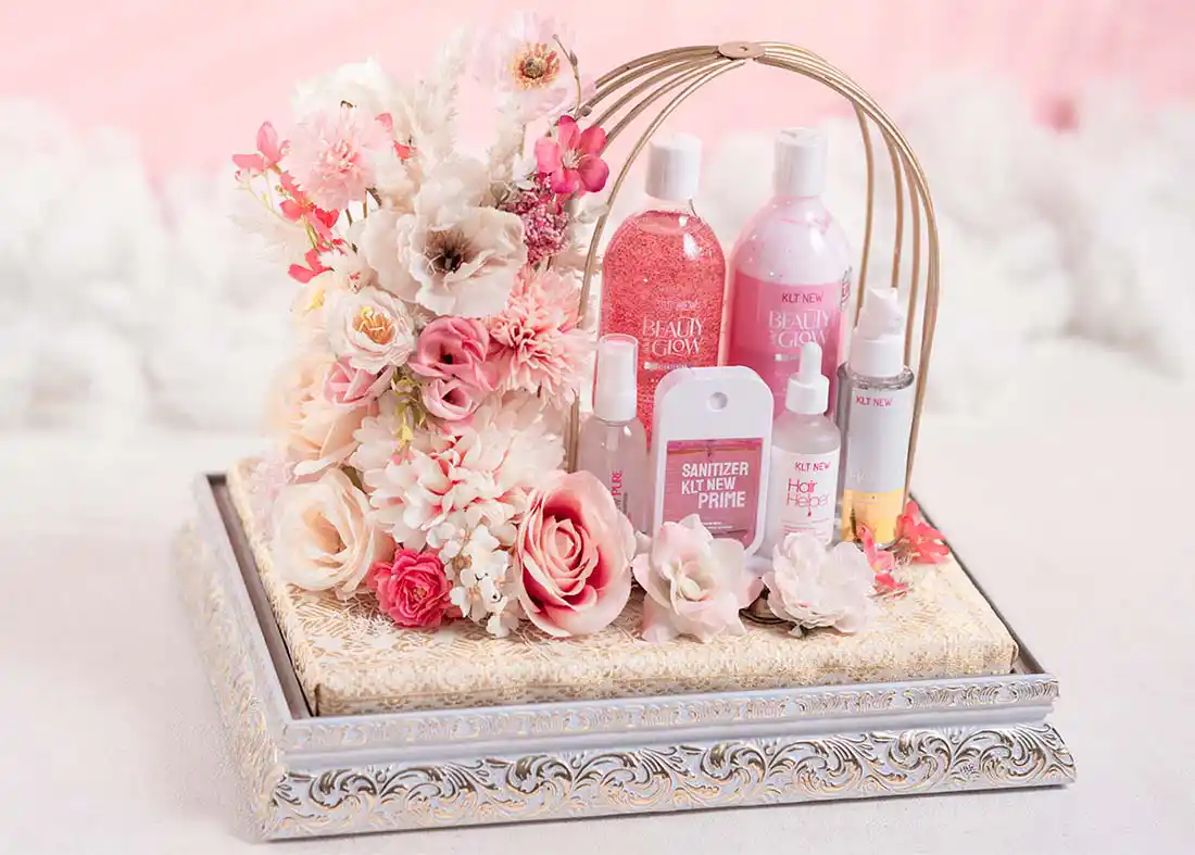 Gabungan parfum dan skincare mewah dalam nampan seserahan tray emas bergaya klasik