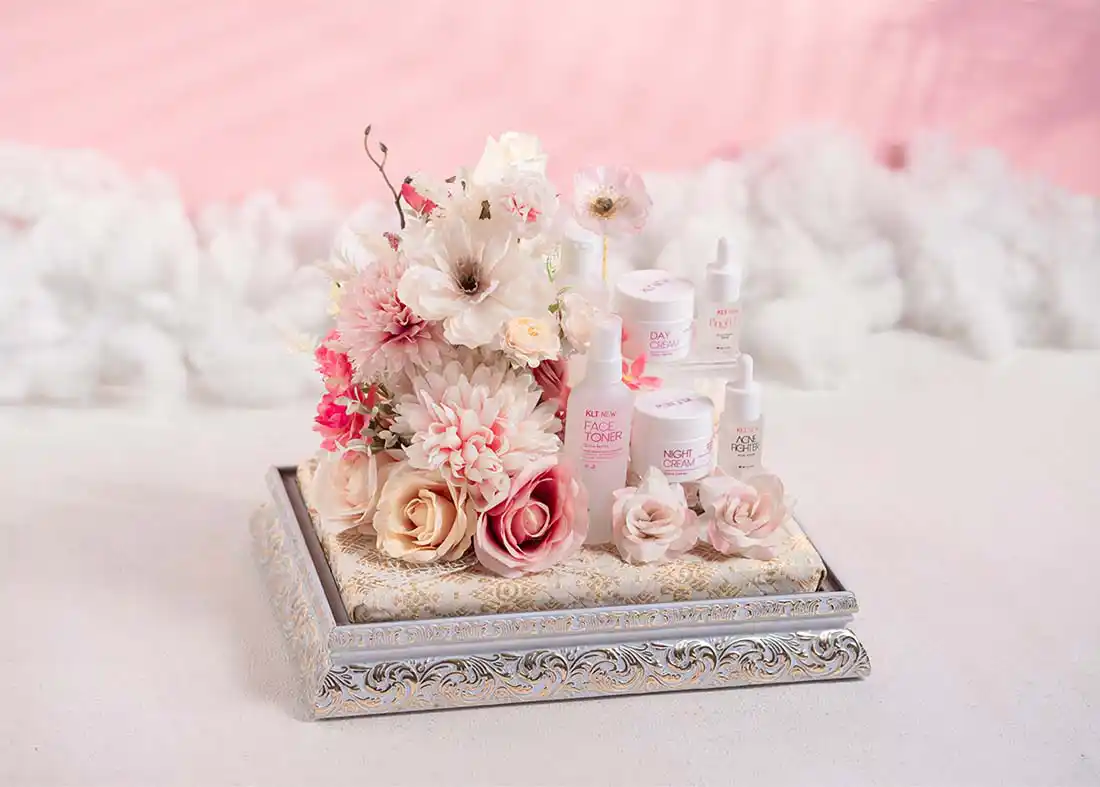 Tray emas eksklusif berisi produk skincare seserahan dengan susunan anggun dan feminin