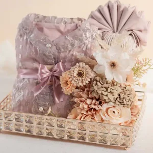 Kebaya dan kerudung pengantin dilipat cantik dalam tray seserahan kristal bunga cream bertema adat modern