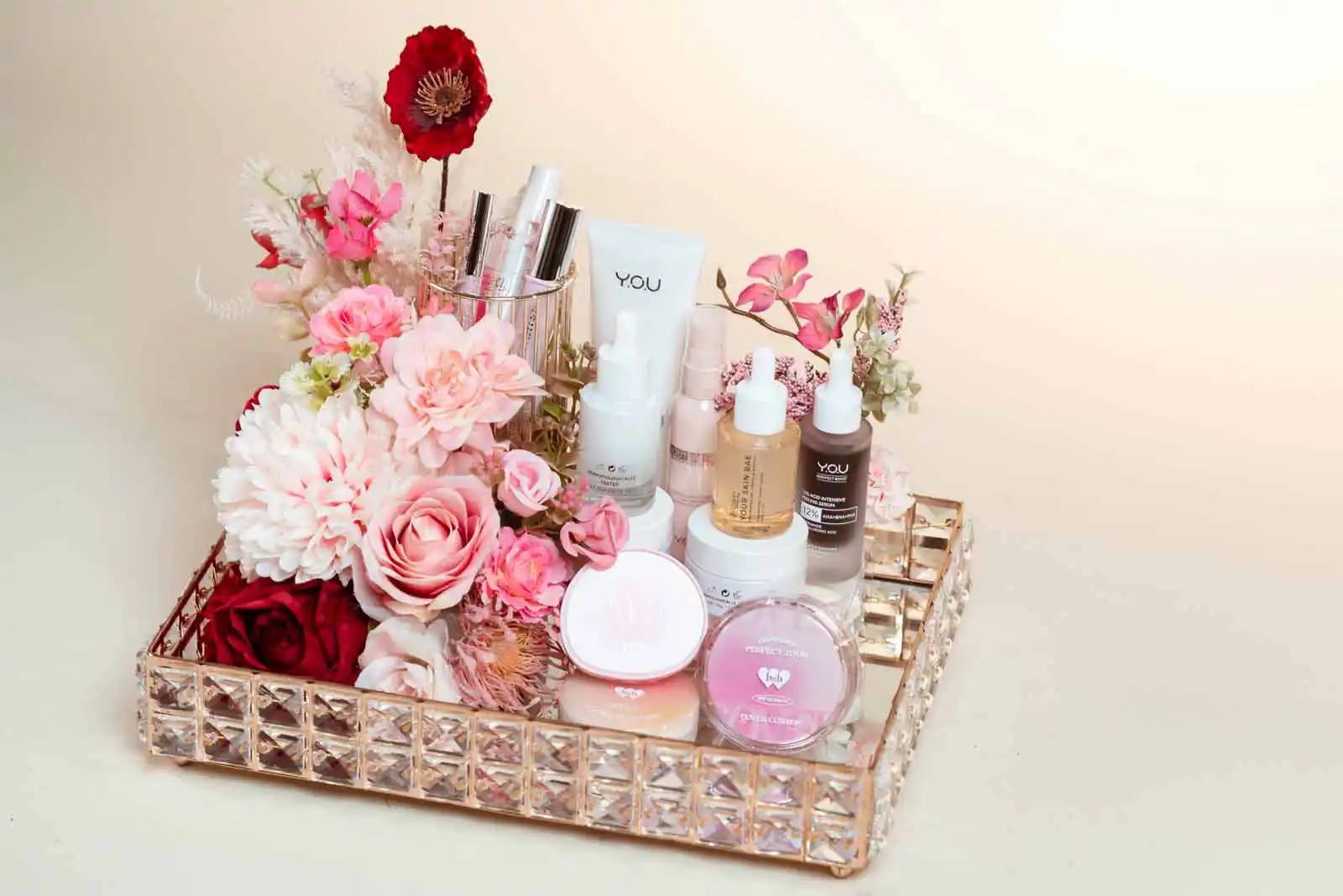 Seserahan make up kekinian dengan produk kecantikan modern hasil karya jasa hias seserahan Surabaya.