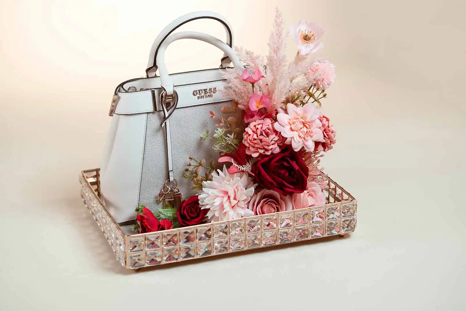 Tas putih elegan sebagai seserahan pernikahan kekinian dari jasa hias seserahan Surabaya.