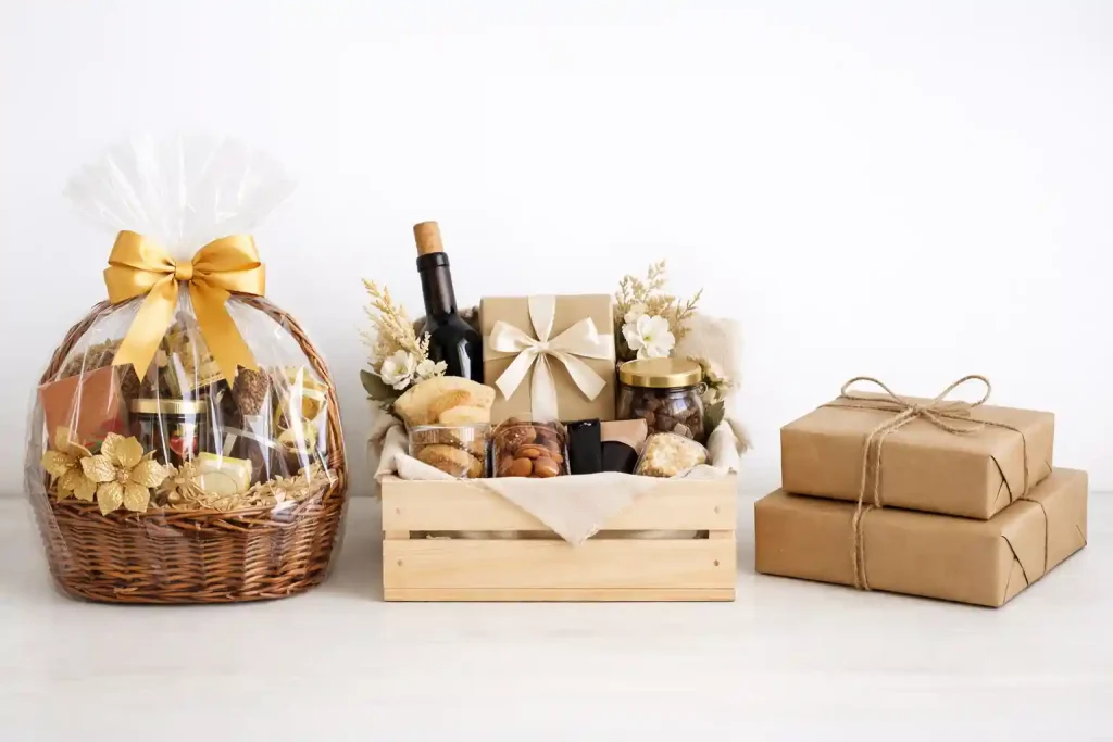 Perbedaan parcel dan hampers terlihat dari konsep penyusunan, isi, dan tampilan bingkisan hadiah